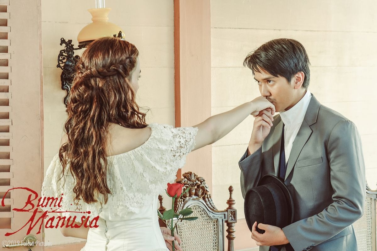 DIBUAT SERIAL: Adegan Anelis (Mawar de Jongh) dan Minke (Iqbaal Ramadhan) dalam film Bumi Manusia yang rilis 2019 lalu.