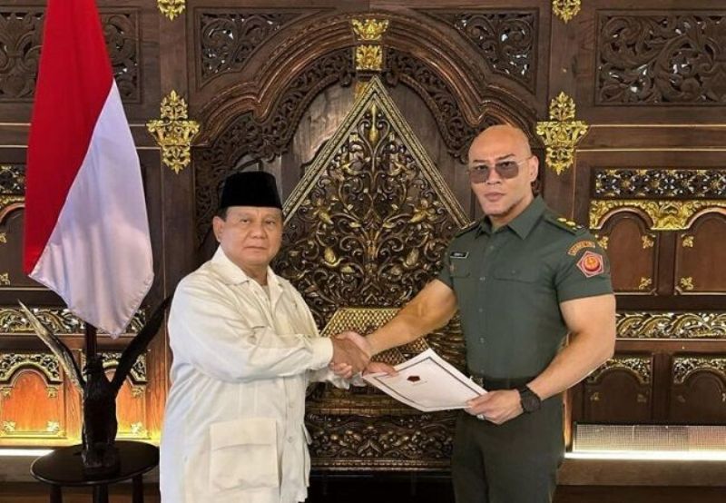 Deddy Corbuzier bersama Menhan Prabowo Subianto saat menerima pangkat Letnan Kolonel Titular TNI.