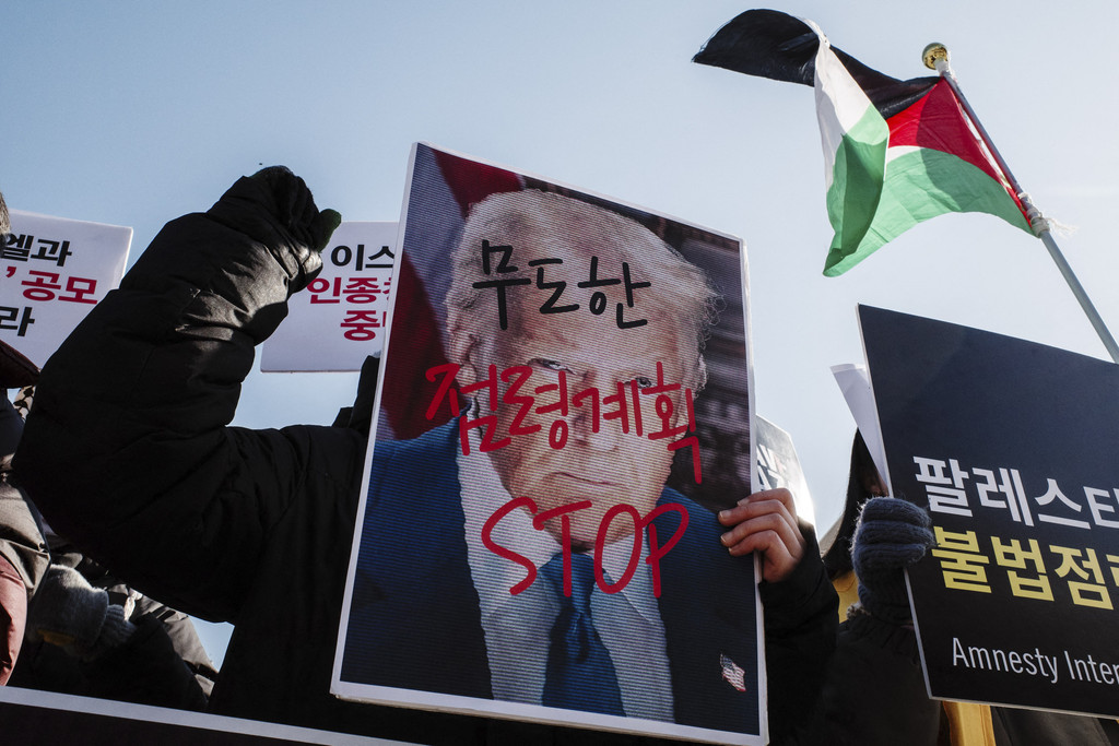DEMO: Aktivis Korsel memegang plakat Presiden AS Donald Trump dengan tulisan yang diterjemahkan "Rencana Pendudukan yang Tidak Dapat Diatur" dalam sebuah unjuk rasa untuk mendukung warga Palestina.