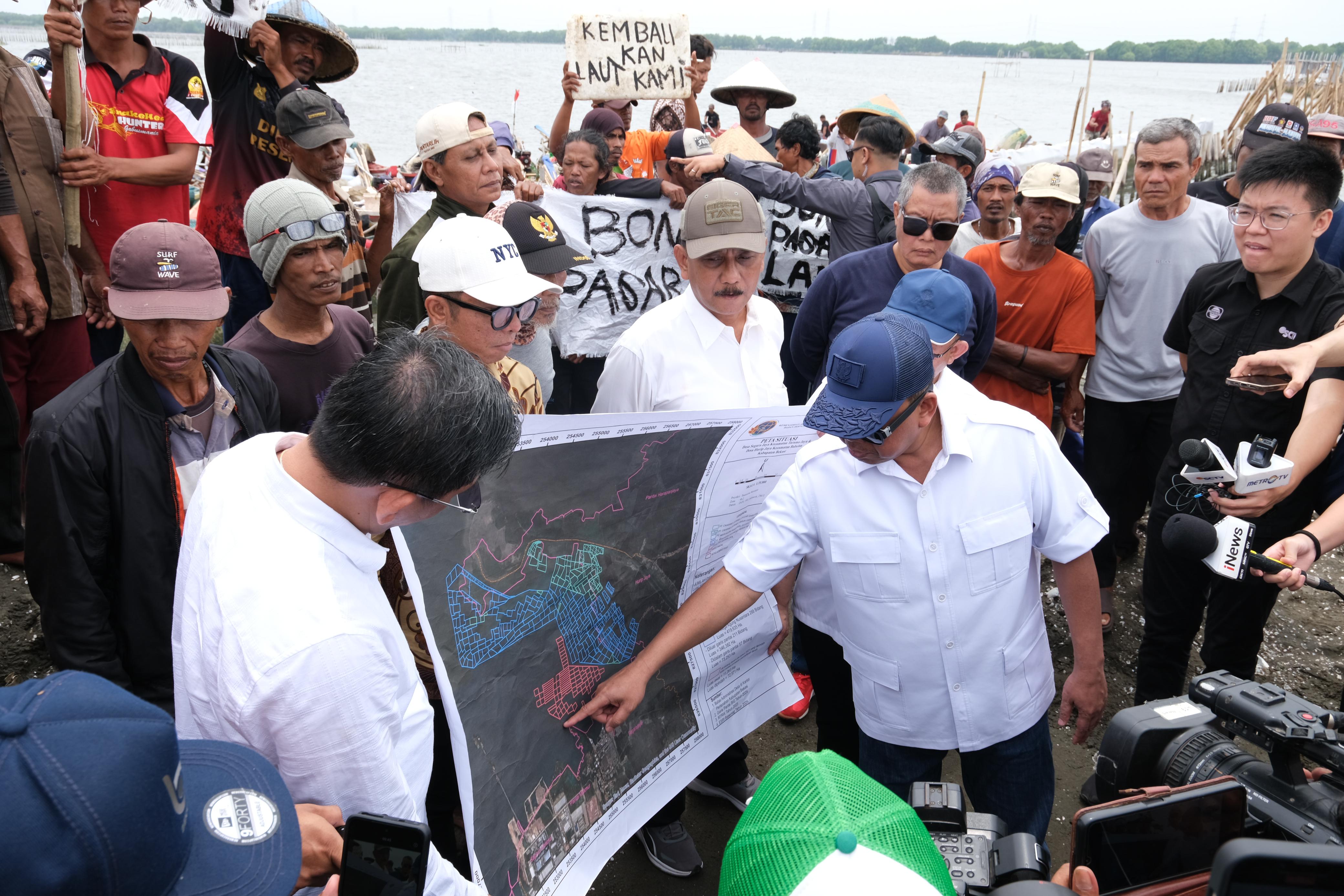 Nusron Wahid meninjau lokasi terbitnya Sertipikat Hak Guna Bangunan (HGB) di atas laut yang berada di Kabupaten Bekasi, Selasa (04/02/2025).