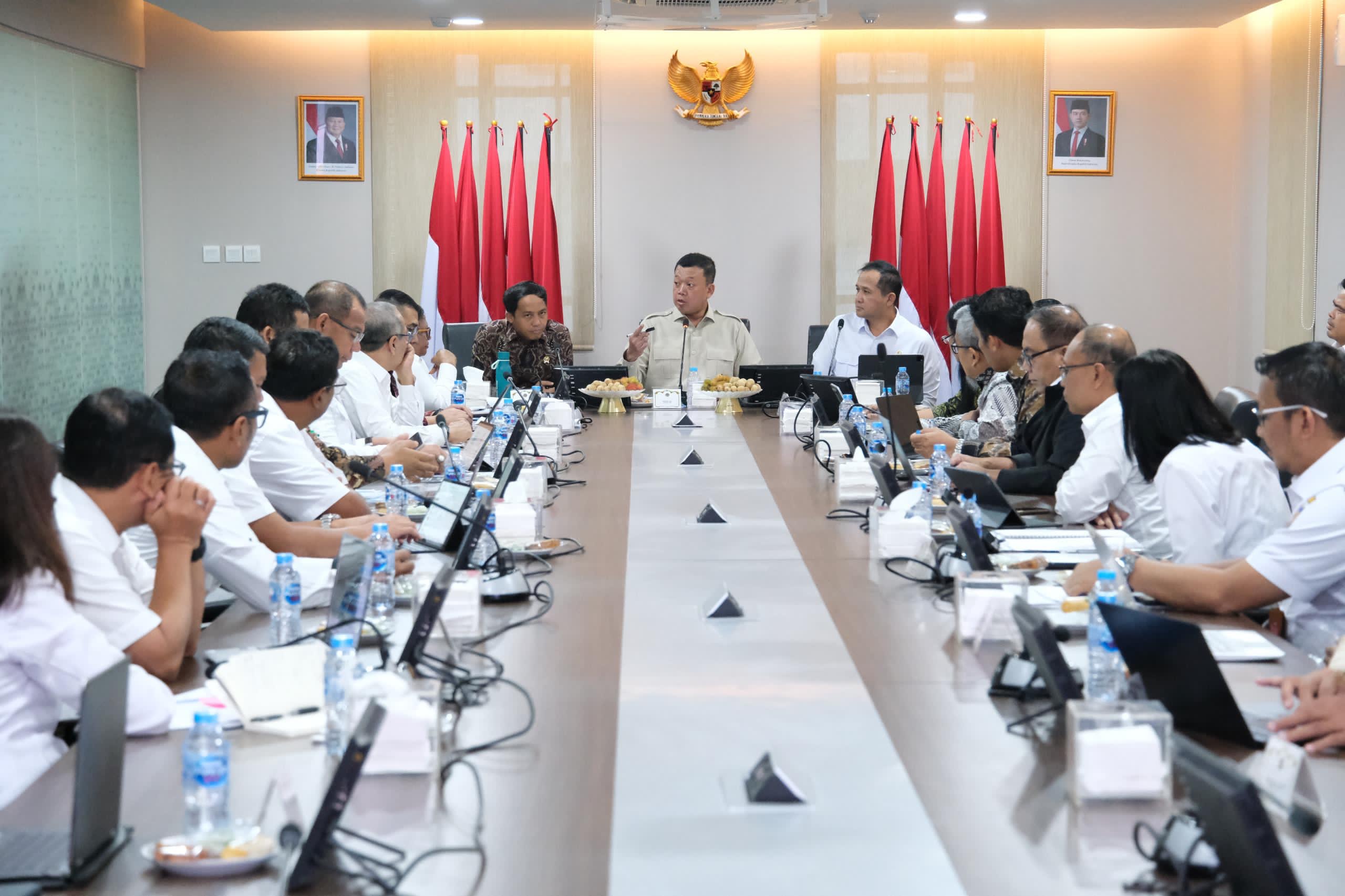 Rakor dipimpin langsung oleh Menteri ATR/Kepala BPN, Nusron Wahid ini bertujuan untuk menyelesaikan masalah tumpang tindih lahan yang terjadi antara kawasan hutan, perkebunan, transmigrasi.
