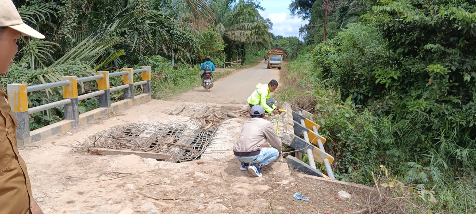JEBOL : Pemerintah akan segera melakukan penanganan terkait kondisi Jembatan Engkayuk di Kecamatan Parindu yang jebol.