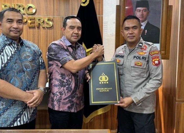 PENGHARGAAN : Anggota Polres Singkawang, AIPDA Muhammad Irvan mendapat penghargaan berupa tiket sekolah dari Kapolri, Jenderal Listyo Sigit karena telah mendirikan Panti Lansia di Kota Singkawang