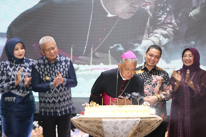 HUT: Penjabat Gubernur Kalimantan Barat Harisson bersama Pj. Ketua Tim Penggerak PKK Kalbar Windy Prihastari menghadiri perayaan HUT ke-25 tahbisan Uskup Agung Pontianak Mgr Agustin