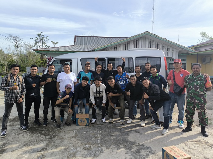 BERSAMA: Tim Persikara saat foto bersama sebelum bertolak ke Pontianak mengikuti laga empat.