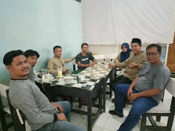 SILATURAHMI: Kegiatan silaturahmi pengurus IKA PMII Kabupaten Kayong Utara pada&nbsp; di caf&eacute; ESDE Coffee Sukadana, kemarin.