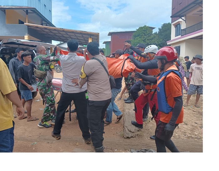 EVAKUASI: Tim gabungan mengevakuasi korban tenggelam di Sungai Pawan Sandai, Senin (10/2).