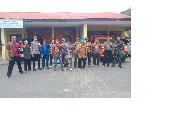 LAPORKAN: Warga Desa Kalimantan, Manis Mata, resmi melaporkan Kadesnya ke Mapolres Ketapang, Senin (10/2).