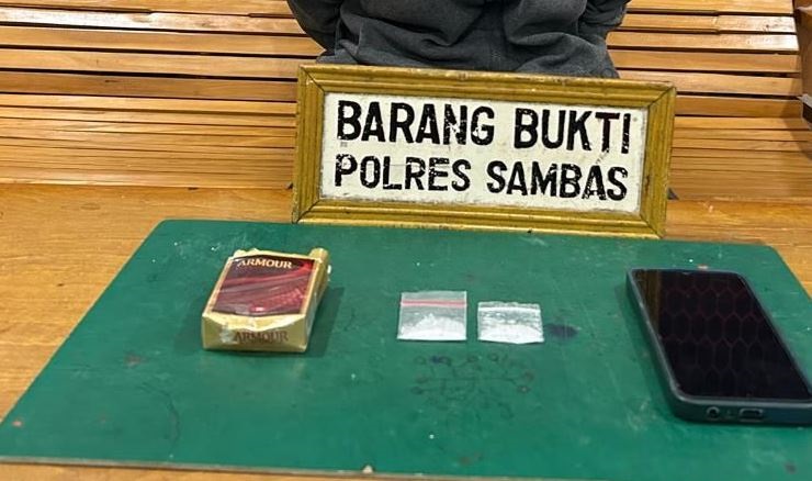 BARANG BUKTI: Sejumlah sabu dan barang bukti lain hasil tangkapan Sat Resnarkoba Polres Sambas di Kecamatan Teluk Keramat, belum lama ini.