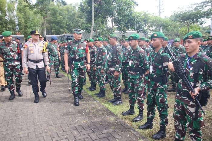 APEL GABUNGAN: TNI dan Polri saat apel gelar pasukan pengamanan kedatangan Wakil Presiden dan sejumlah pejabat pada Selasa (11/2) di halaman Kantor Wali Kota Singkawang.