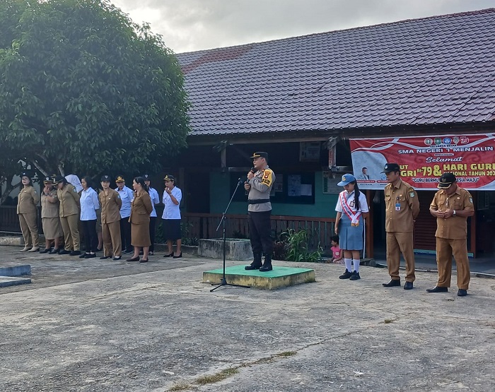 SOSIALISASI: Kapolsek Menjalin Iptu Hendra Setyawan, saat mensosialisasikan bahaya narkoba di SMAN 1 Menjalin pada Senin (10/2). (Istimewa)