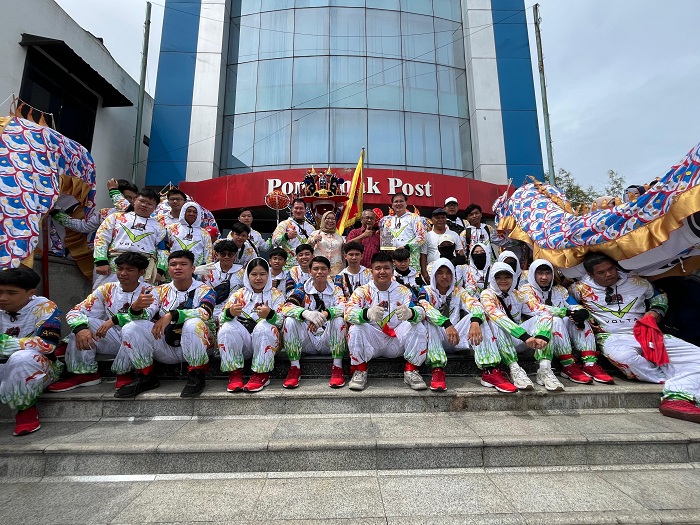 SIAP TAMPIL: Tim Vois Dragon Sport mengenakan kostum bertuliskan sponsor VOLTA era baru energi bersih dan PT. Wijaya Electric Vehicle foto bersama keluarga besar Pontianak Post, Selasa (11/2).