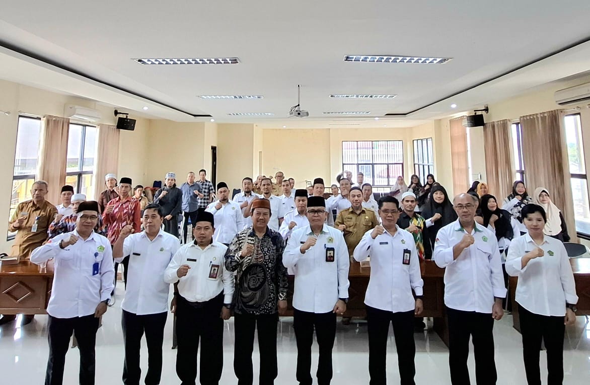 Ikhwan Pohan bersama para peserta pembinaan bagi Amil dan Nazir di lingkungan Kemenag Mempawah.