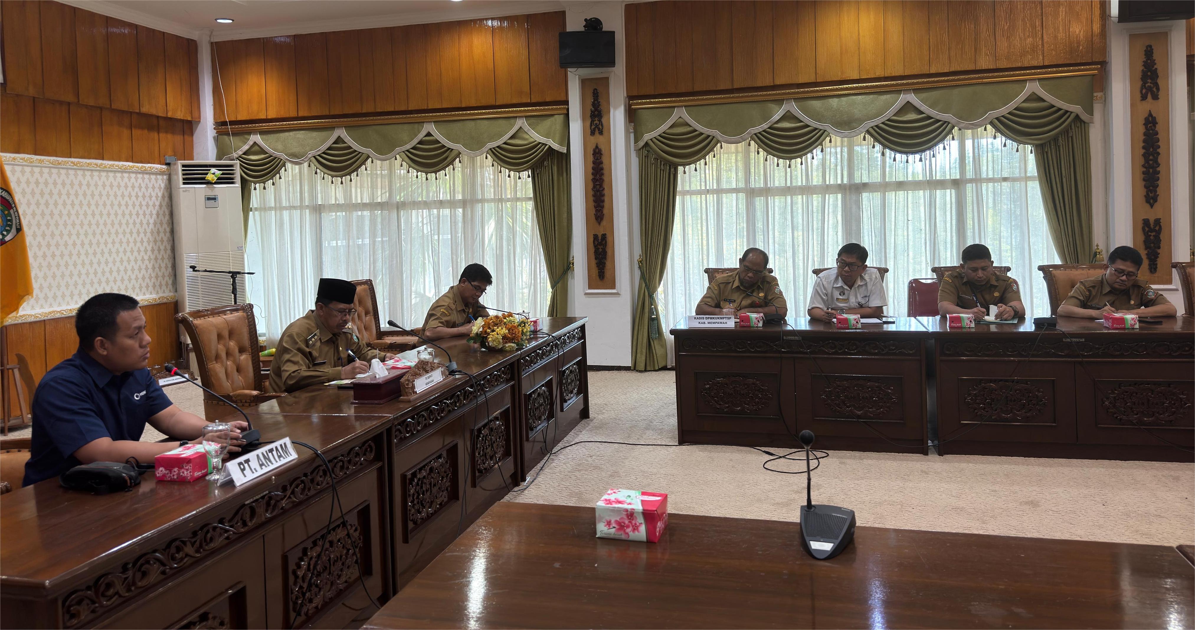 AUDIENSI : Pj Bupati Ismail saat memimpin audiensi dengan PT Antam.&nbsp;