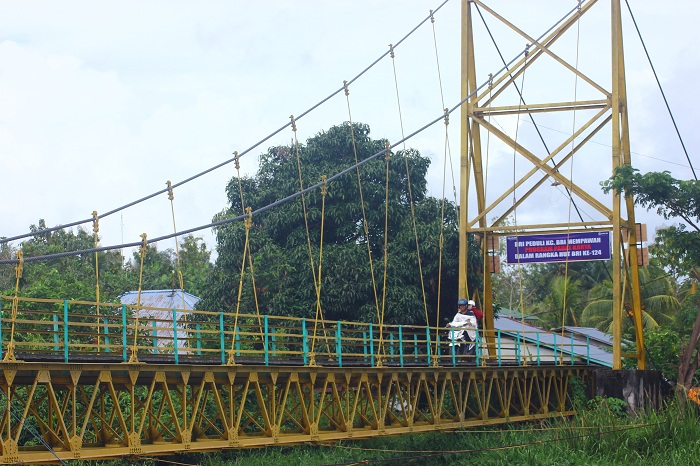 KONDISI : Jembatan gantung yang menghubungkan Terusan dan Pulau Pedalaman dalam kondisi memprihatinkan.