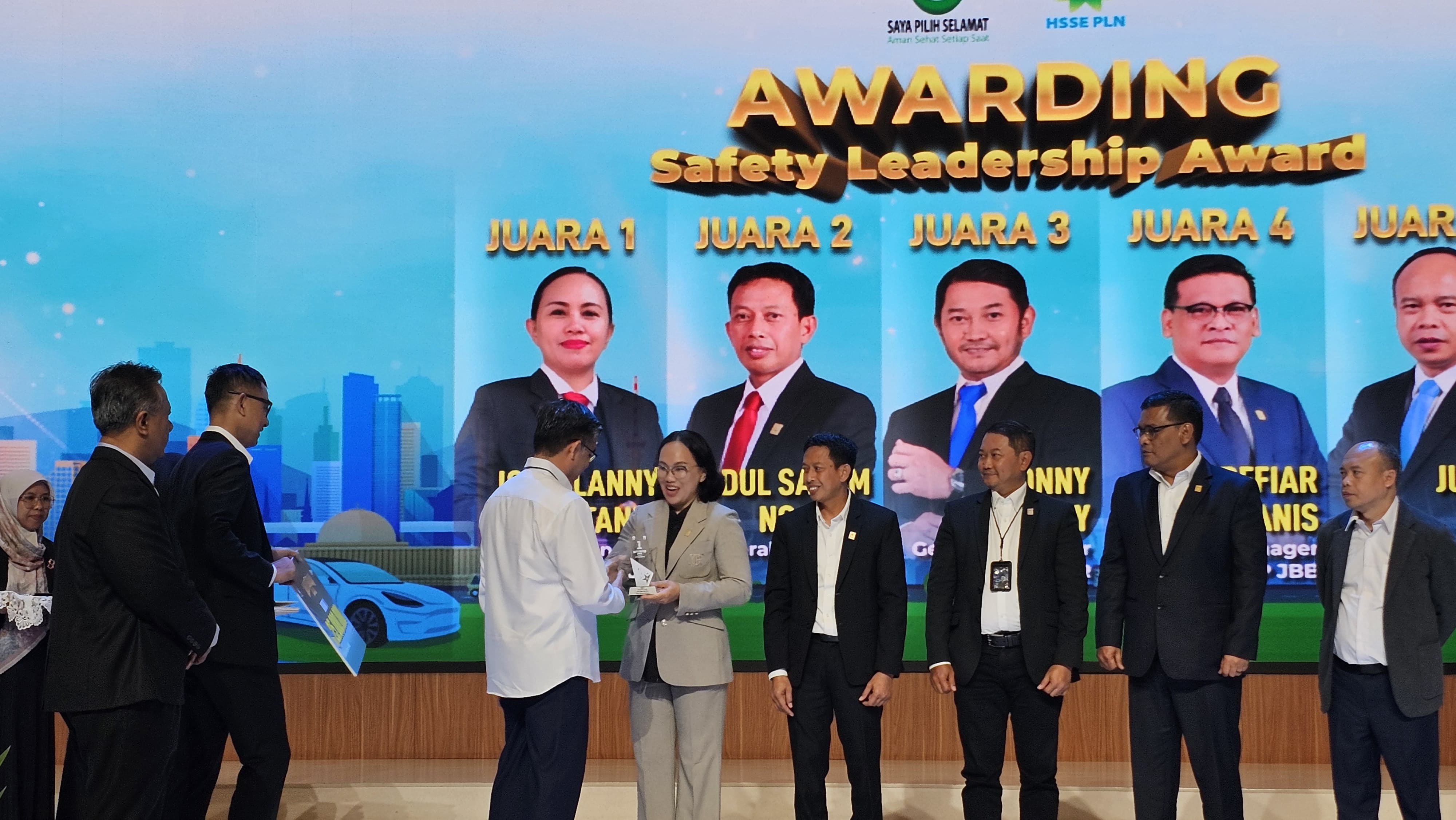 Menteri Ketenagakerjaan RI Prof. Yassierli, S.T., M.T., PH.D memberikan penghargaan Safety Leadership Award 2025 Kepada GM PT PLN UID Kalbar Joice Lanny Wantania.