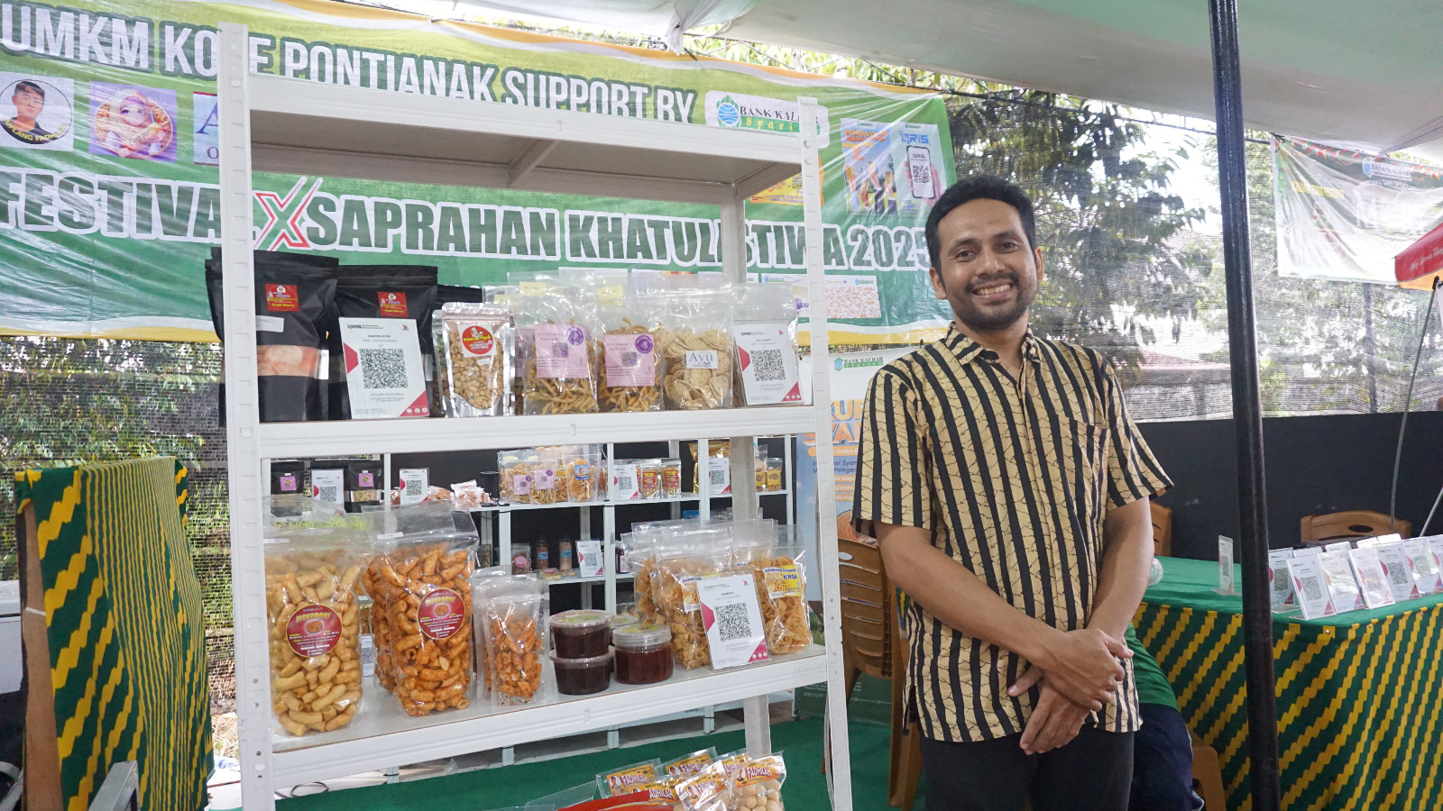 PAMERKAN : Salah satu booth UMKM binaan Bank Kalbar yang ikut memamerkan produknya di Kalbar Food Festival.