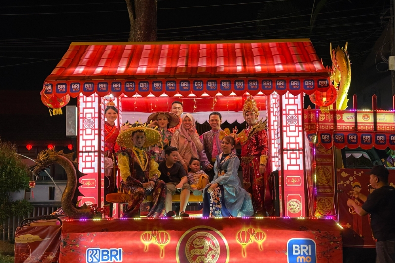 Foto: Mobil hias bank BRI Cabang Singkawang yang ikut serta dalam pawai lampion yang menjadi rangkaian perayaan Imlek dan Cap Go Meh kota Singkawang tahun 2025.