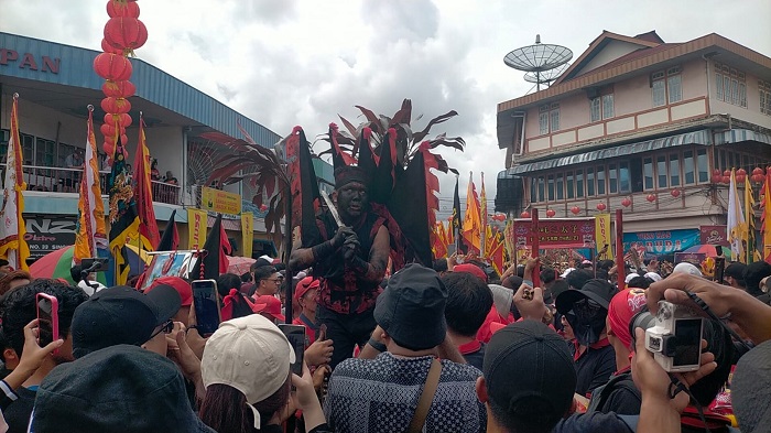 ATRAKSI TATUNG: Salah seorang tatung beratraksi saat ritual cuci jalan di Vihara Tri Dharma Bumi Raya Singkawang, Selasa (11/2).