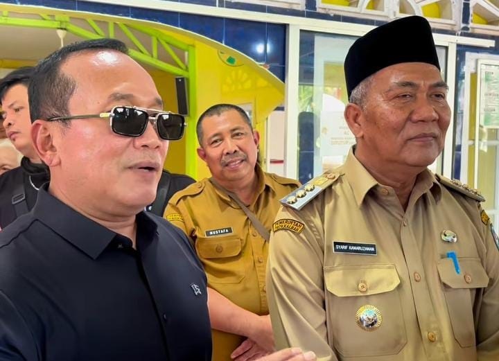 WAWANCARA: Bupati Kubu Raya Terpilih, Sujiwo bersama Pj Bupati Kubu Raya Sy Kamaruzaman saat diwawancara awak media, Senin (10/2).