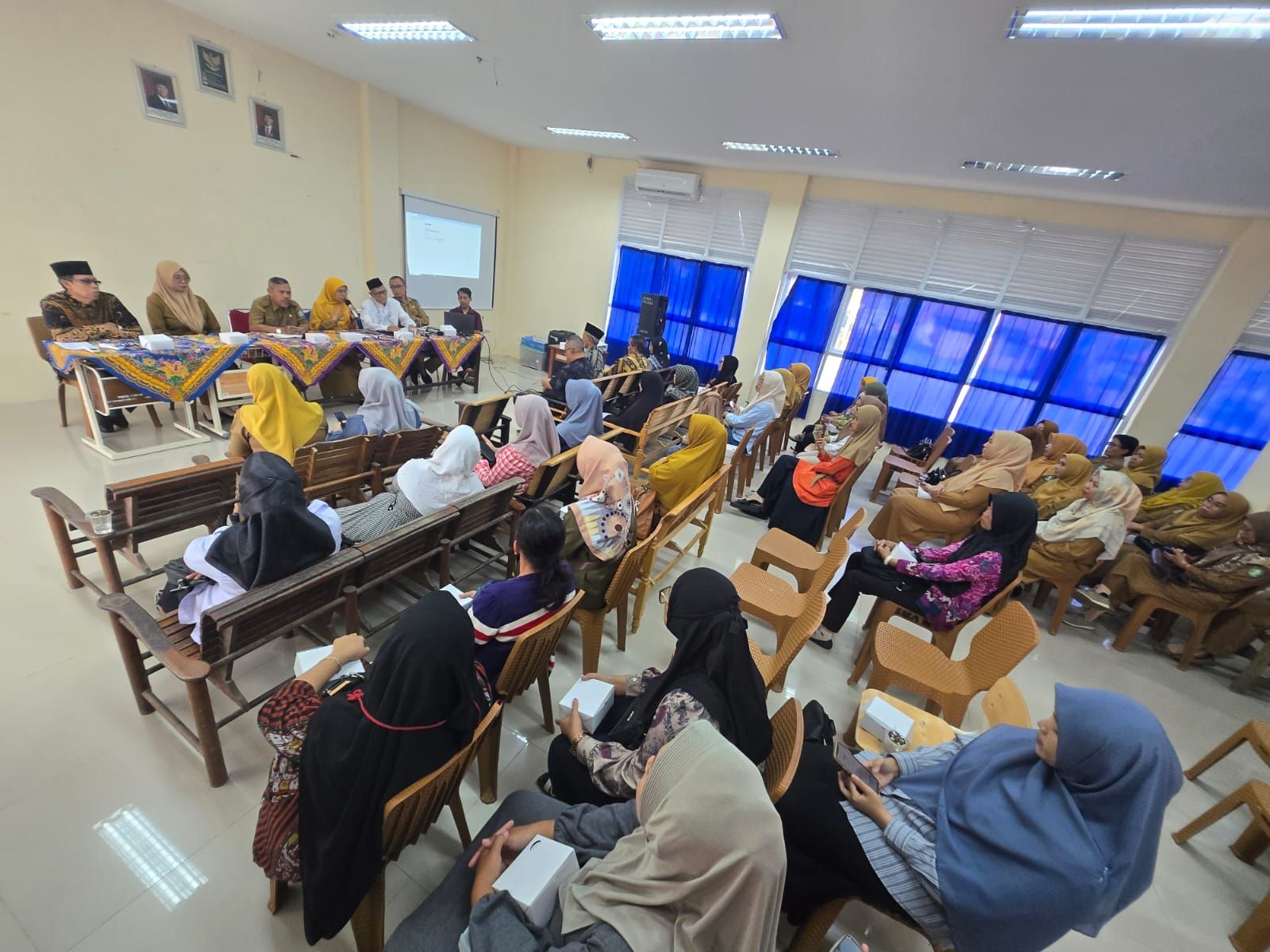 PERTEMUAN: Pihak SMAN 1 Mempawah beserta orang tua dan wali murid saat pertemuan beberapa waktu lalu.