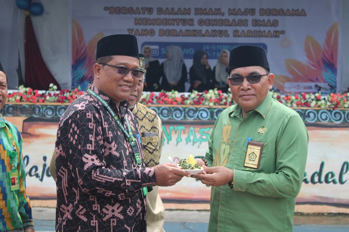 MILAD&nbsp; : Kepala MAN 1 Sintang Ahmad Yani ketika memberikan nasi tumpeng pada acara peringatan milad ke-29 kepada Kepala Kemenag Kabupaten Sintang Hasib Arista&nbsp;