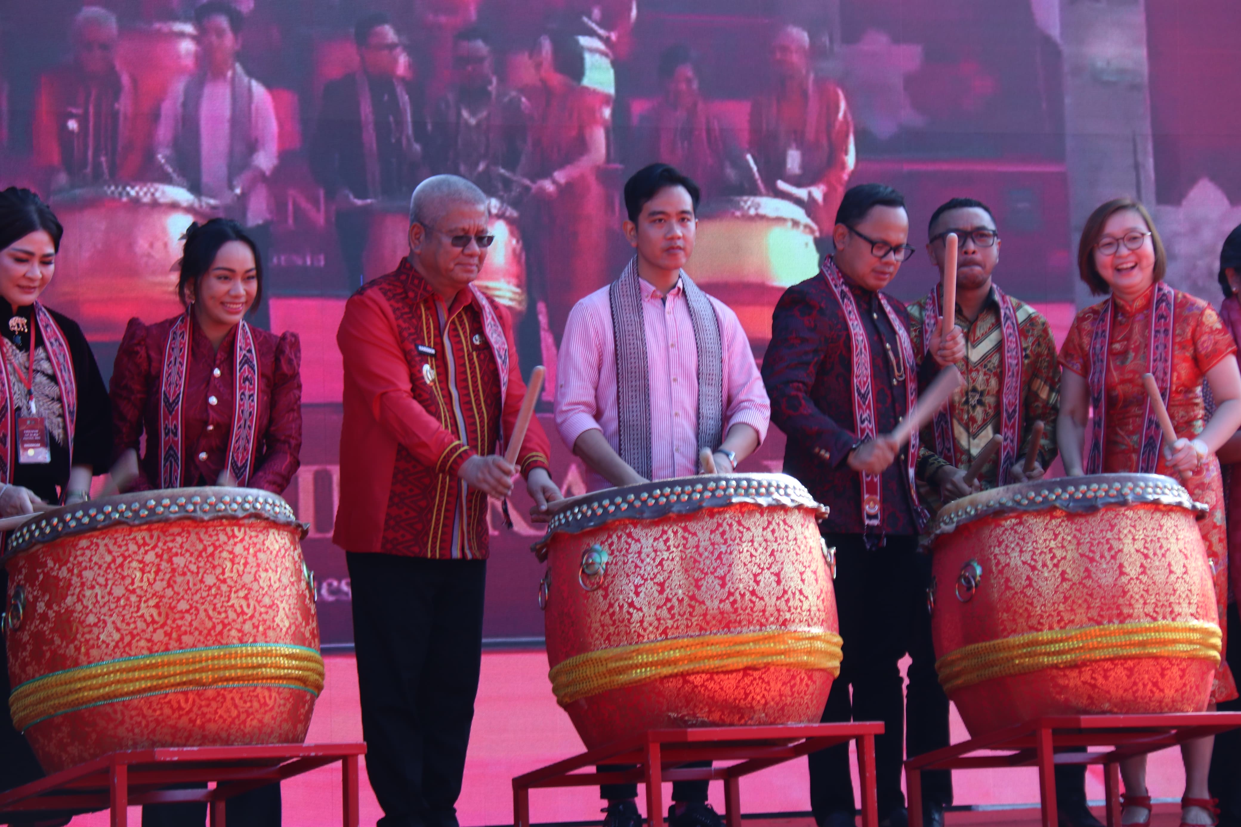 SAMBUT : Pj Gubernur Kalbar Harisson bersama Wapres RI Gibran Rakabuming Raka dan pejabat lainnya memukul loku tanda dibukanya Cap Go Meh Kota Singkawang, Rabu (12/2).