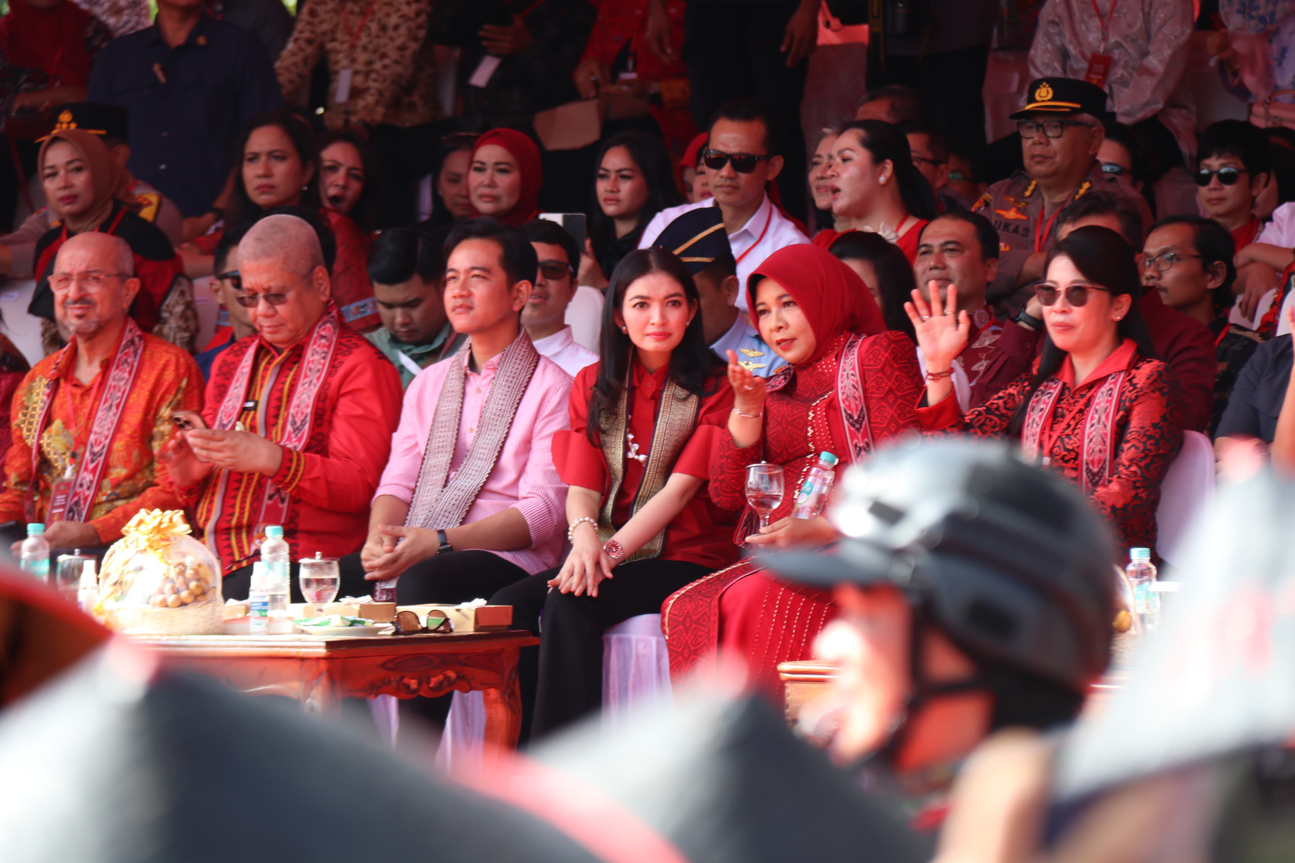 Wapres dan istri bersama para pejabat yang hadir saat menyaksikan parade Cap Go Meh Singkawang, Rabu (12/2).