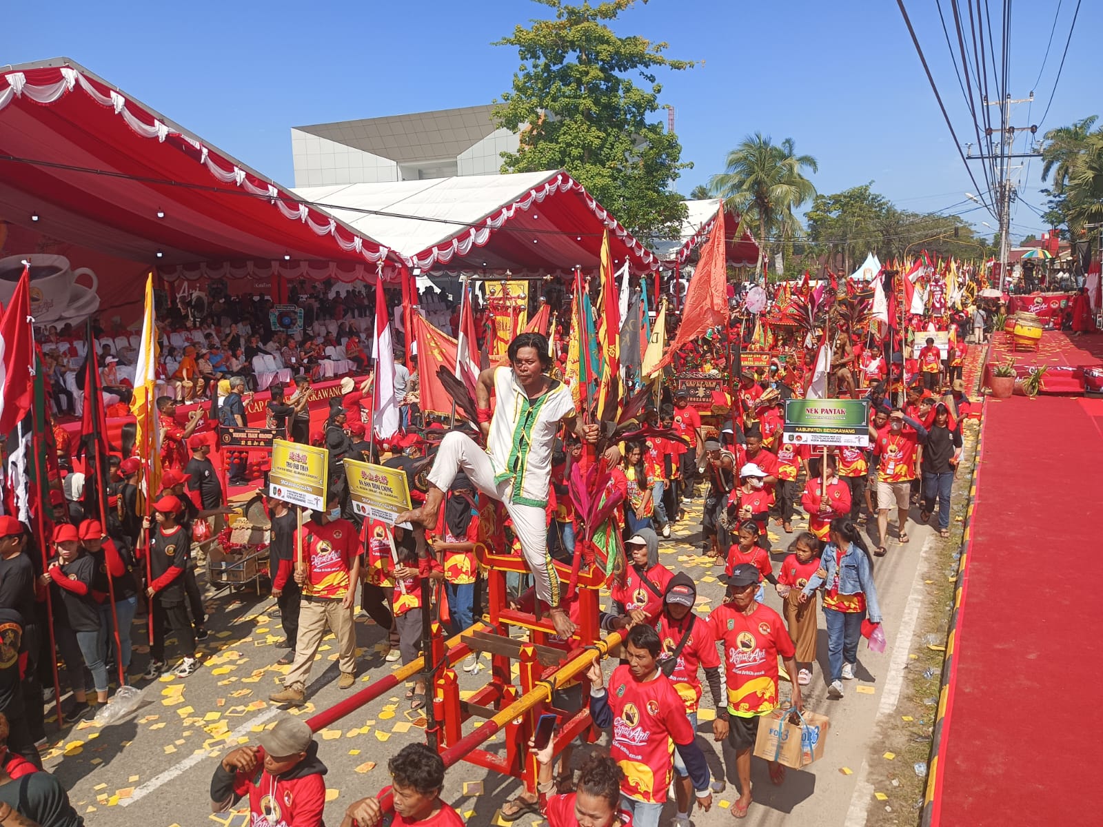 Arak-arakan Tatung dalam Festival Cap Gomeh 2025 di Kota Singkawang, Rabu (12/2).
