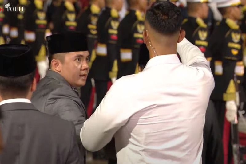 Sekretaris Kabinet (Seskab) Teddy Indra Wijaya saat menegur Paspampres saat panyungi Presiden Prabowo dalam penyambutan Presiden Turki Erdogan Selasa (11/2/2025) malam.