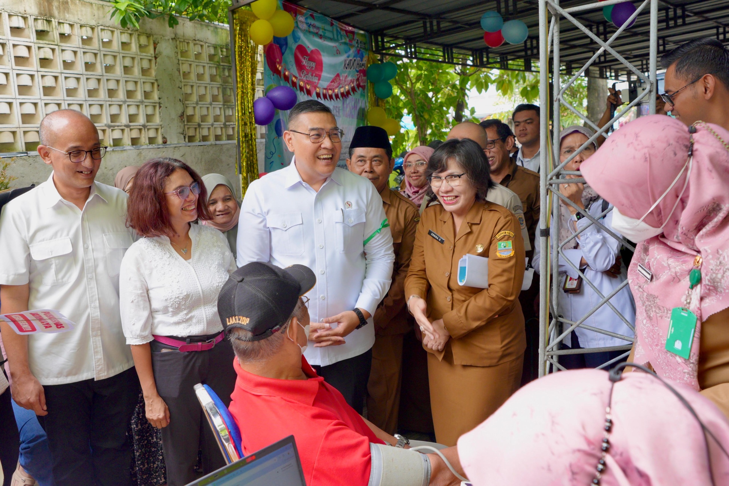 Ossy Dermawan melakukan peninjauan program Cek Kesehatan Gratis di Pusat Kesehatan Masyarakat (Puskesmas) Jatimulya, Kabupaten Bekasi, Jawa Barat pada Senin (10/02/2025).
