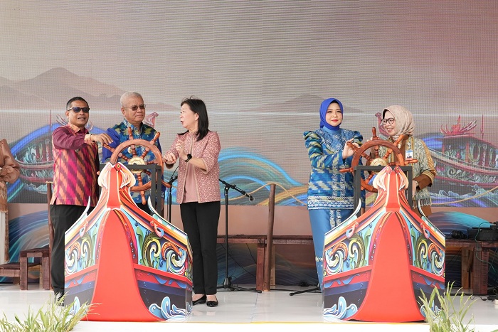 CORAK INSANG: Harisson dan Windy Prihastari mengenakan Wastra Casual Corak Insang saat menghadiri Gelaran Puncak Saprahan Khatulistiwa 2025.