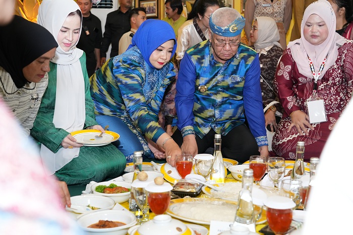 BESAPRAH: Harisson dan Windy Prihastari saat menghadiri acavra makanan besaprah yang menjadi rangkaian kegiatan Saprahan Khatulistiwa 2025.