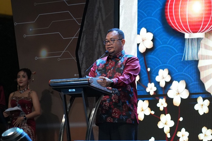 SAMBUTAN: Mohammad Bari menyampaikan kata sambutan saat Perayaan Imlek 2576 yang diselenggarakan oleh BMPD Kalbar, Senin (10/2).