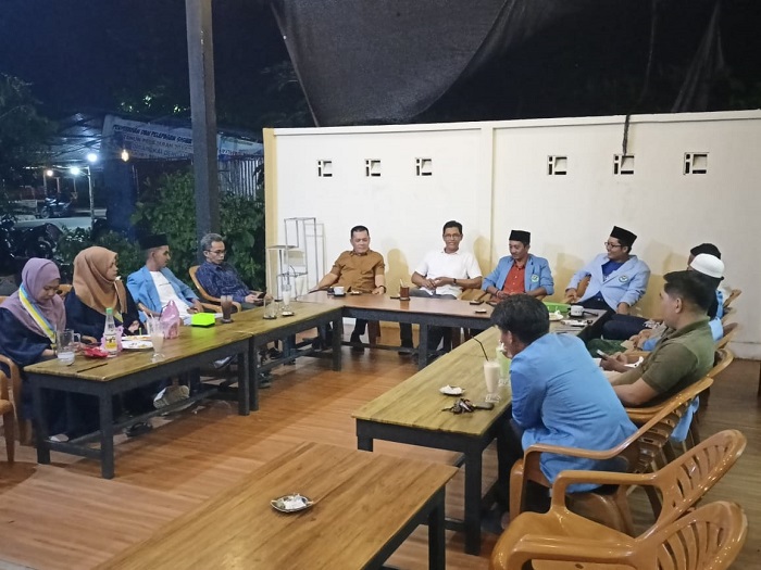 DISKUSI: Pengurus Cabang IKA PMII Kabupaten Kayong Utara saat berdiskusi bersama pasangan Bupati dan Wakil Bupati terpilih.&nbsp;