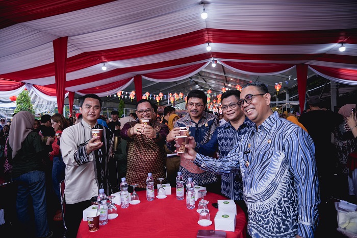 MINUM KOPI: Penjabat Bupati Kayong Utara Alfian pada Kalbar Food Festival ke-6 yang digelar di Mega Mall Pontianak, Selasa (11/2).