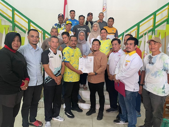 SERAHKAN BERKAS: Theo Bernadhi mengembalikan berkas pendaftaran bakal calon ketua KONI Ketapang kepada panitia penjaringan, Rabu (12/2).