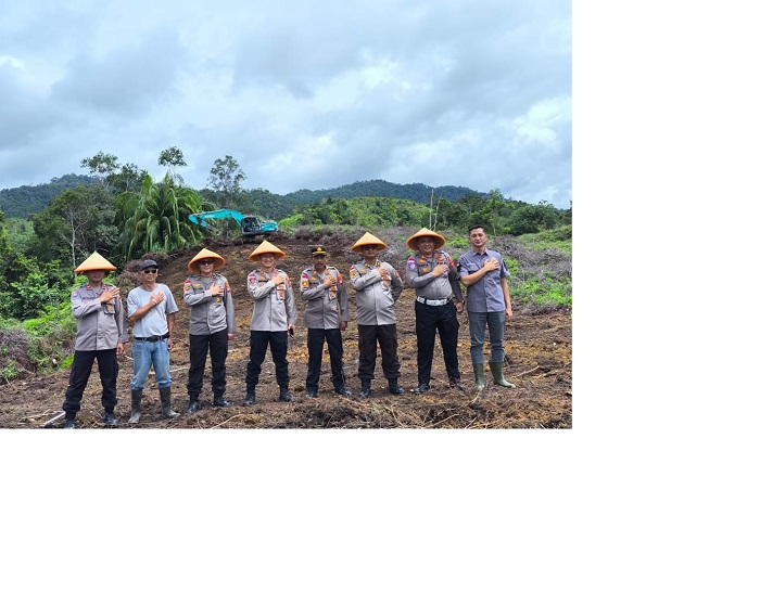 TINJAU: Kapolres Kapuas Hulu AKBP Hendrawan saat meninjau program ketahanan pangan di Kecamatan Embaloh Hulu.
