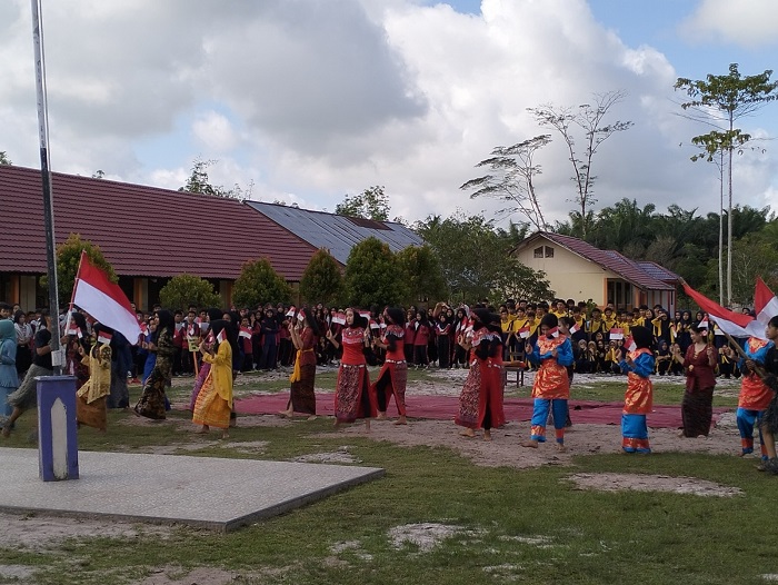PEMBUKAAN O2SN: Pertunjukan seni membuka O2SN serta FL2SN tingkat SMP se-Kecamatan Tebas pada Rabu (12/2).