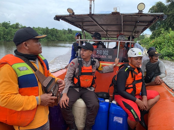 PENCARIAN: Tim SAR gabungan bersama warga saat mencari Cristian Ricardo (6 tahun) yang hilang diterkam buaya di Sungai Simpang Aur, Desa Tanjung Beringin, Kecamatan Batu Ampar, Kabupaten Kubu Raya.