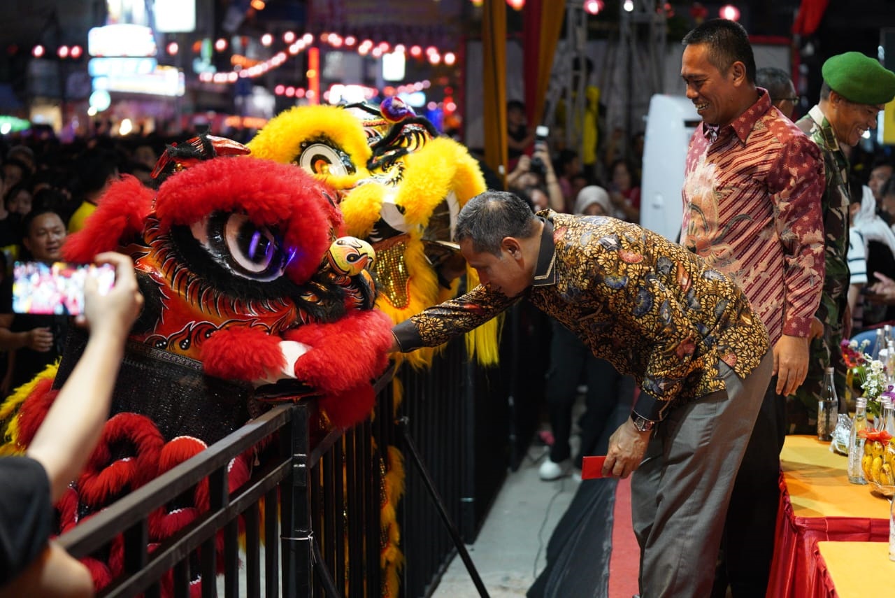 BERI ANGPAO: Pj Wali Kota Pontianak Edi Suryanto memberikan angpao kepada Naga-naga yang tampil pada Karnaval Naga Bersinar.