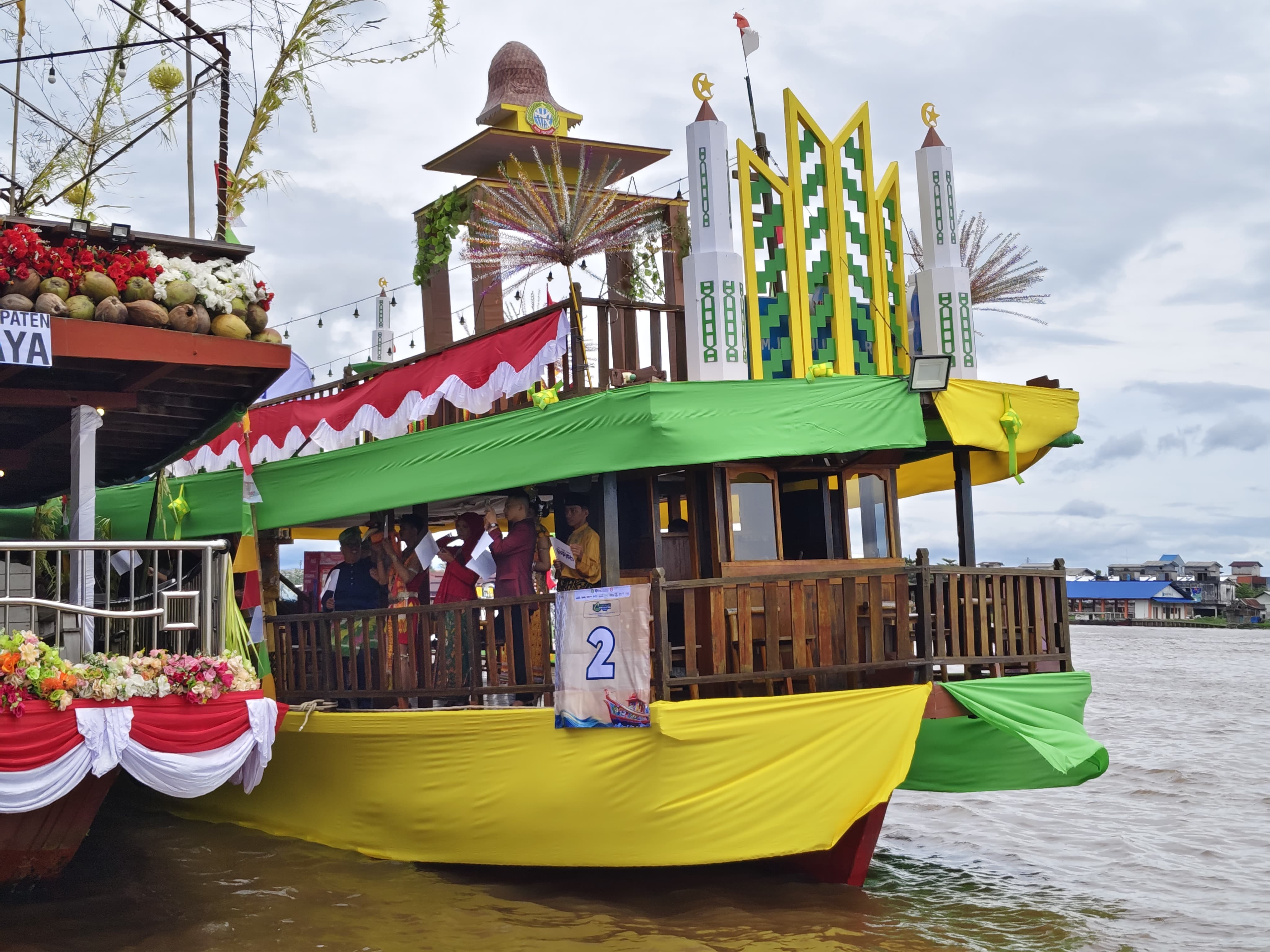 JUARA: Kota Pontianak meraih Juara I Lomba Kapal Hias Saprahan Khatulistiwa 2025.