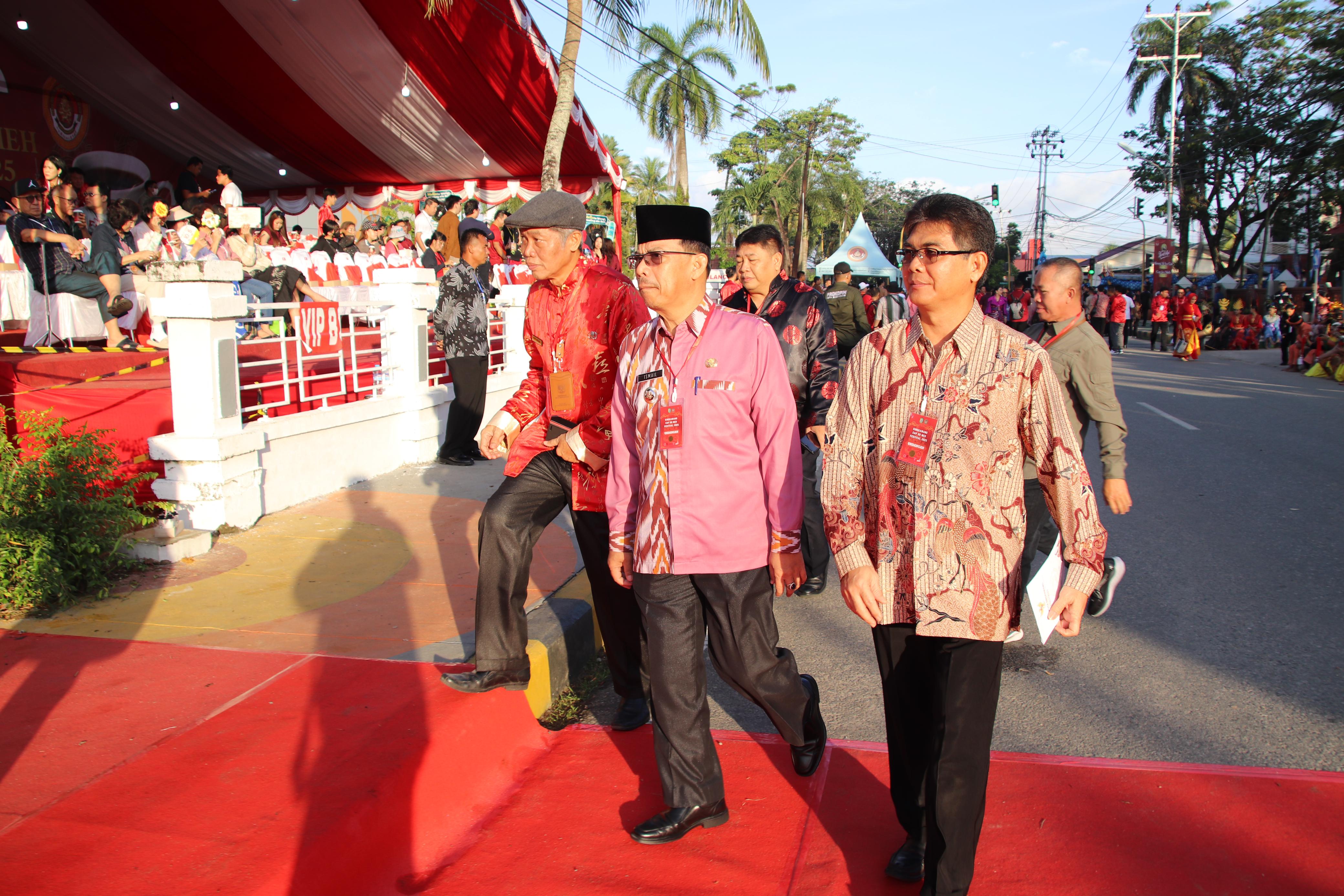 HADIRI CAP GO MEH: Pj Bupati dan Pj Sekda Mempawah menghadiri Cap Go Meh 2025 di Kota Singkawang.