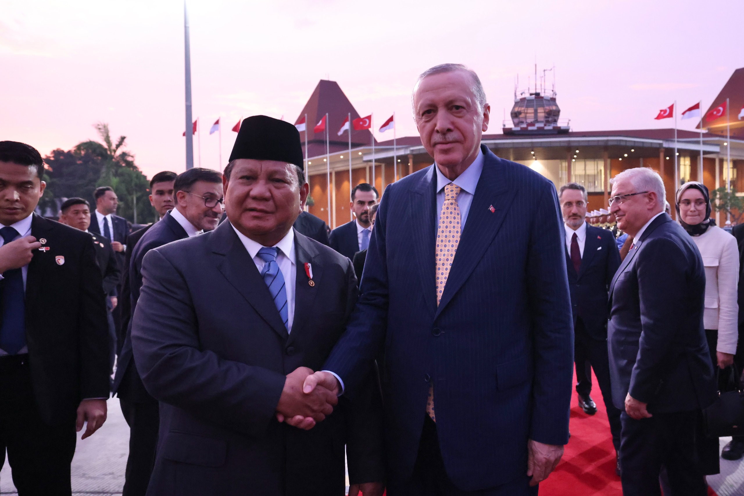 Presiden RI Prabowo Subianto saat melepas kepulangan Presiden Turki Recep Tayyip Erdogan dari kunjungan kerjanya di Indonesia, (12/2).