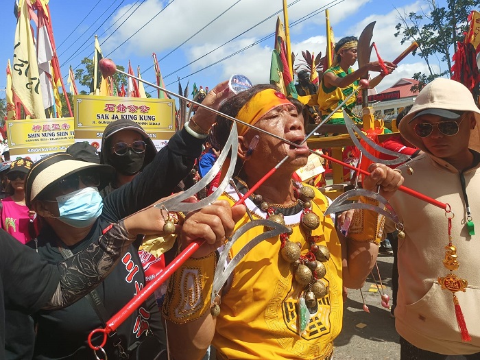 TATUNG: Atraksi tatung pada Festival Cap Go Meh Singkawang, Rabu (12/2). Sebanyak 746 tatung tampil dalam event akbar tersebut tahun ini.