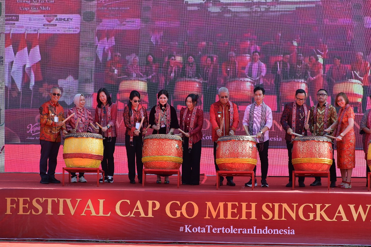 Wakil Presiden (Wapres) Gibran Rakabuming Raka, menghadiri Festival Cap Go Meh Singkawang 2025 yang berlangsung di depan Kantor Wali Kota Singkawang.