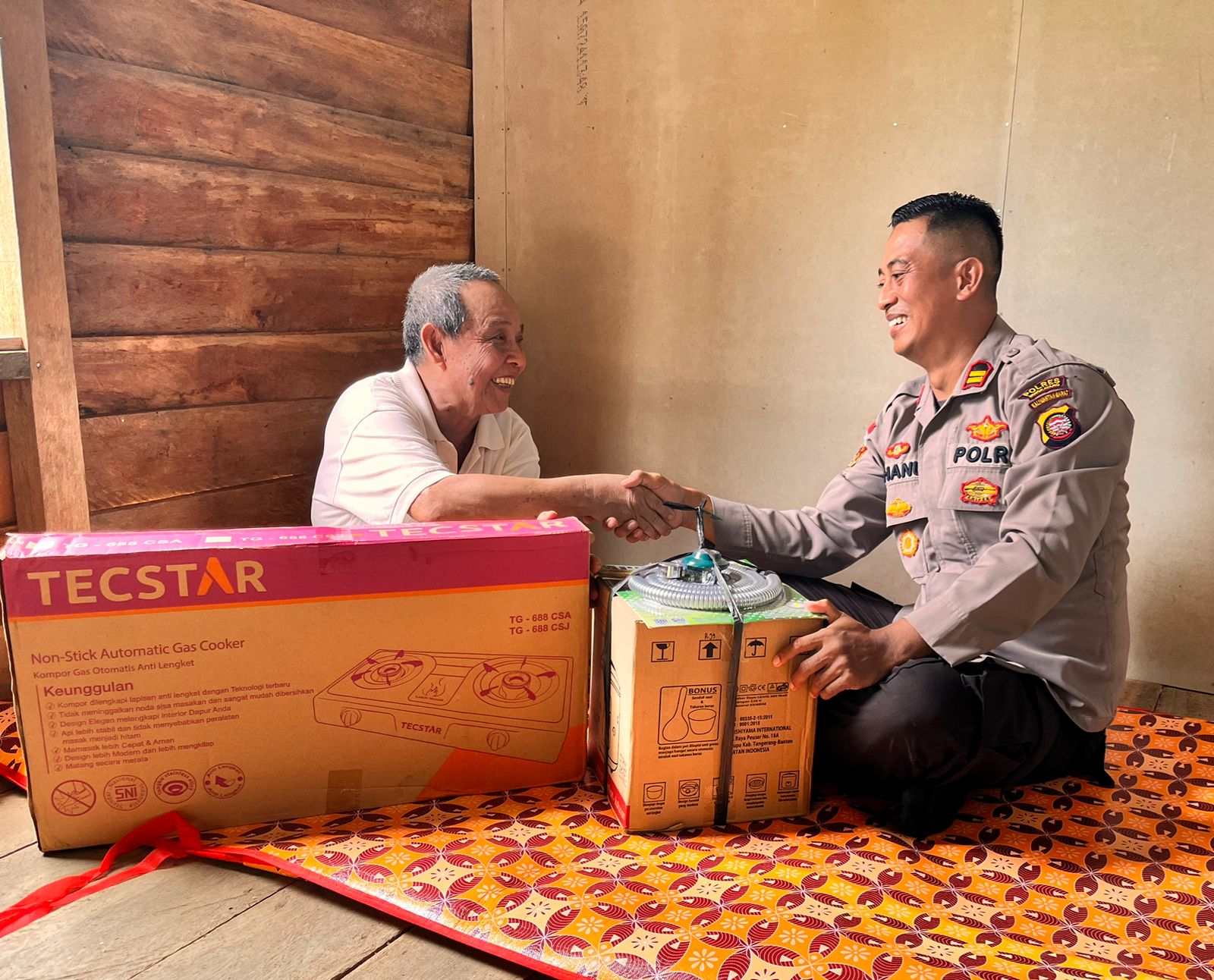 BANTUAN : Kapolsek Seluas, IPTU Dwiyanto Bhanu Susilo saat menyalurkan bantuan kepada korban kebakaran di Dusun Seluas RT 004 Bangum, Desa Seluas, (11/2).