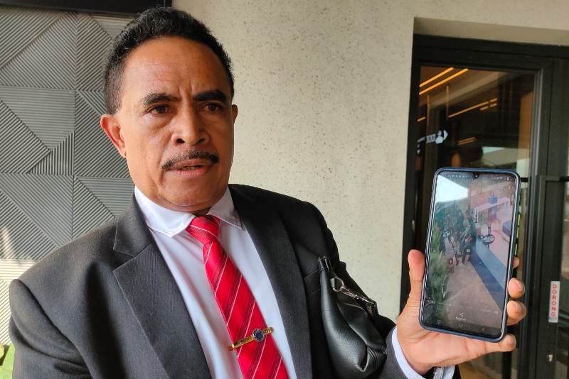 Kuasa Hukum Tersangka Raymundus Loin memperlihatkan rekaman CCTV, yang merekam oknum polisi Polres Sanggau bertemu dengan pembeli sisik Trenggiling bernama Yanto, sebelum penangkapan kliennya.