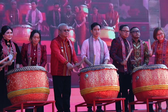 BUKA: Wakil Presiden Republik Indonesia Gibran Rakabuming, didampingi Pj Gubernur Kalbar Harisson memukul Loku sebagai tanda dimulainya pawai puncak pada perayaan Cap Go Meh 2576 Tahun 2025.