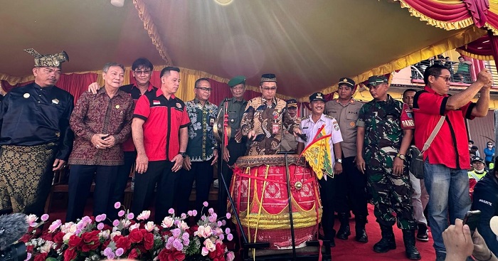 Raja Fajar Azansyah memukul gendang tong dalam momen perayaan Cap Go Meh 2025.